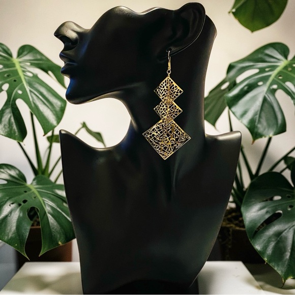 Jewelry - ✨NEW✨ Delicate Dangling Drop Goldtone Lightweight Earrings